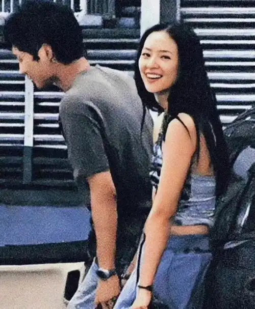 当年狗仔队拍到的霍启山和章子怡照片