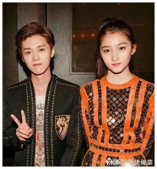 鹿晗关晓彤与朋友聚餐女方一身行头十几万两人并肩同行很亲密