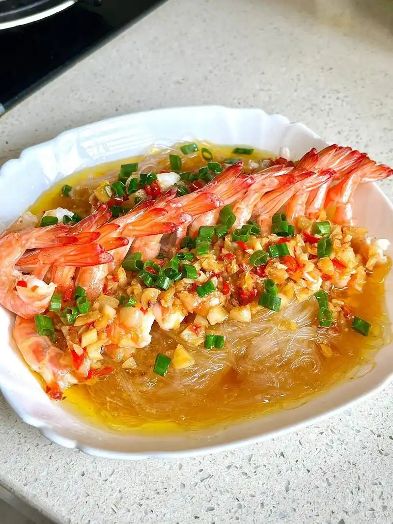 蒜蓉粉丝虾又精致又美味,做法还简单,快快学起来吧 	 食材:虾,蒜头