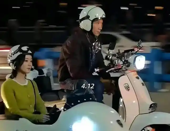 重庆偶遇赵丽颖和张一山拍戏俩人骑摩托戴头盔有点可爱