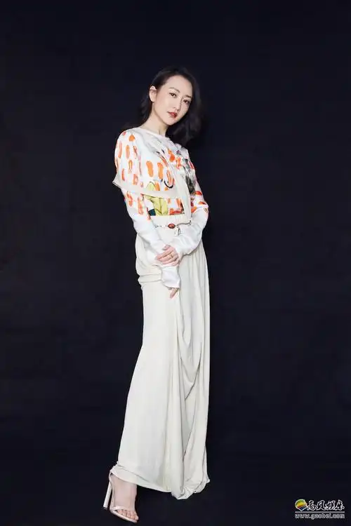 王鸥现身新剧《推手》开播发布会:低眉浅笑气质出众,舒适示范春日穿搭