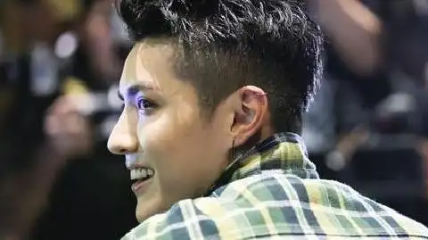 吴亦凡帅气现身对粉丝比心 回眸露甜笑