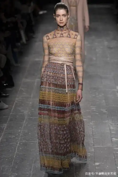 valentino绣有珠宝和水晶的裸色纱裙变幻多端,通透得娇而不媚