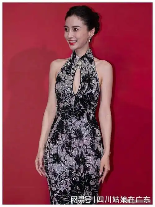 娱乐圈有多残酷这一夜在出席上海时装秀的杨颖身上得到了验证