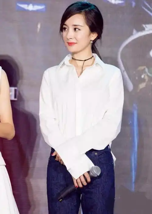 杨幂出席活动换了新发型彩色发绳绑头发年轻10岁