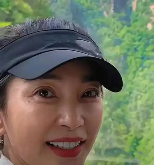 没滤镜李冰冰脸并不年轻,虽然没皱纹但老态真实,还没妈妈纯天然的看着