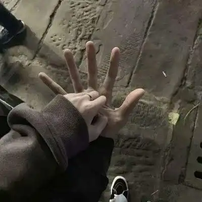 手拉手情侣头像一男一女半个身体部位两个人手拉手背