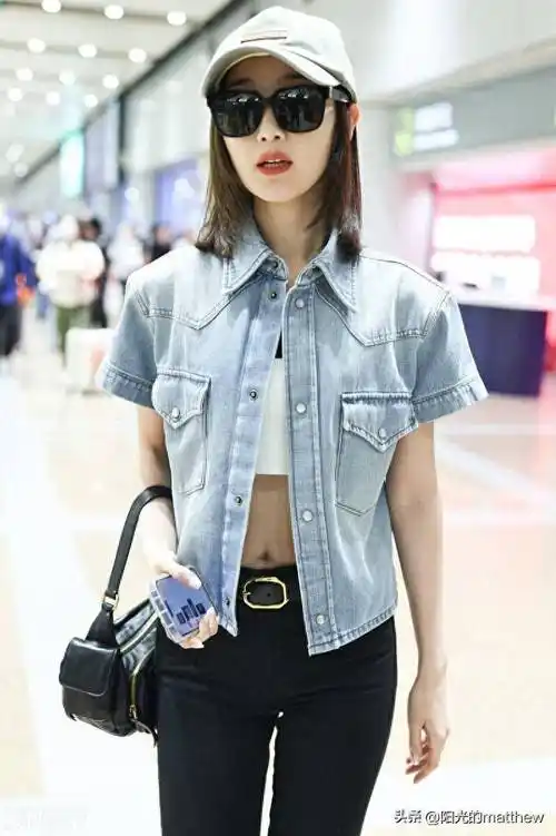 毛晓彤牛仔衬衫夹克 黑色紧身裤 棒球帽潇洒低调_毛晓影_北京_机场