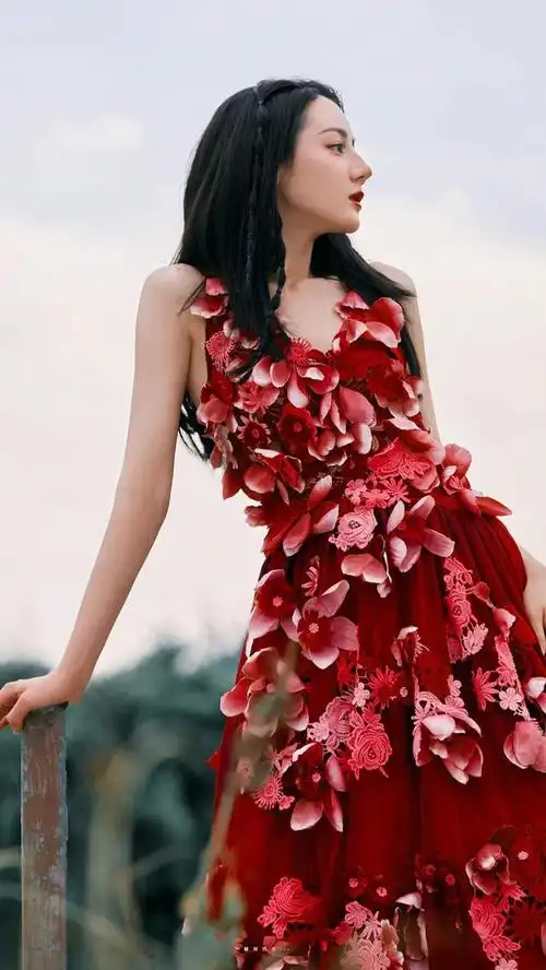 迪丽热巴野外写真太香艳!香肩玉臂红裙粉花,宛如仙子降人间