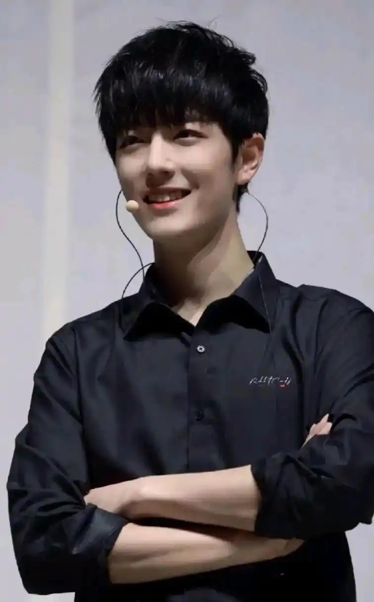 肖战笑的自然,清新又随性,总有点拘着的感觉!