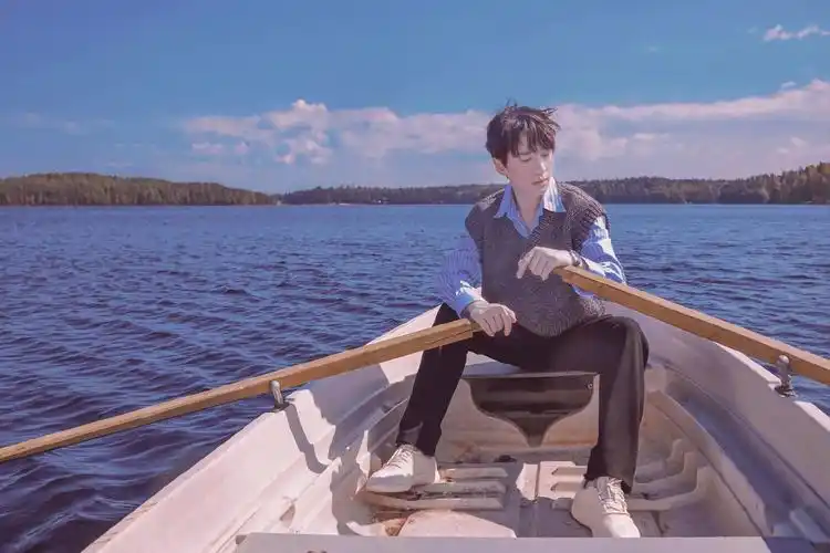 有没有朱一龙的壁纸? - 知乎