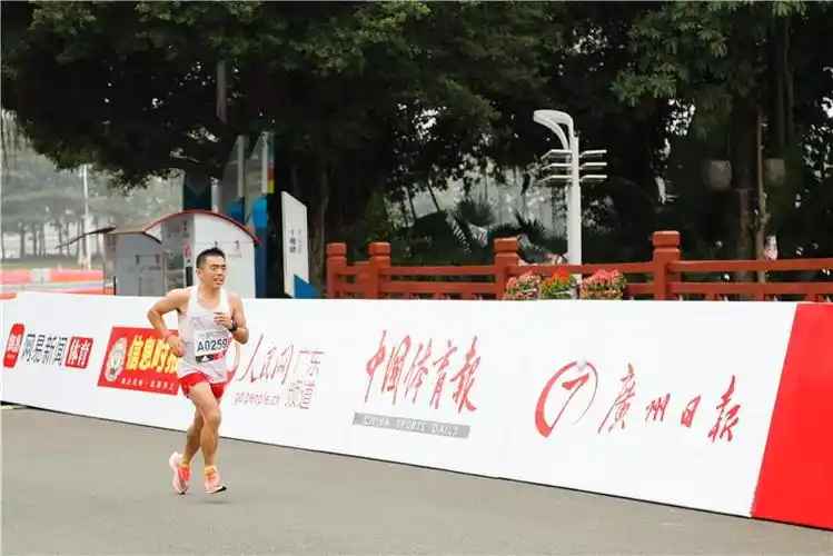 2020广州马拉松赛鸣枪