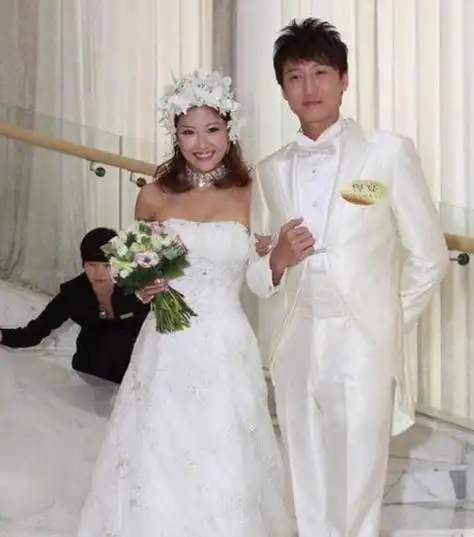 芒果台和天娱传媒更是倾巢出动,婚礼由何炅担任司仪,吴昕,李维嘉,杜