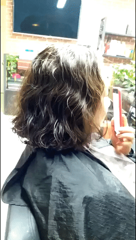 烫好后的效果,表面纹理自然弯曲,满足顾客烫大卷的需要,发根自然蓬松