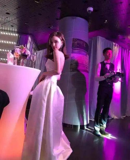 网红雪梨喝醉酒睡厕所,老公幸灾乐祸_照片_夏夏_礼服