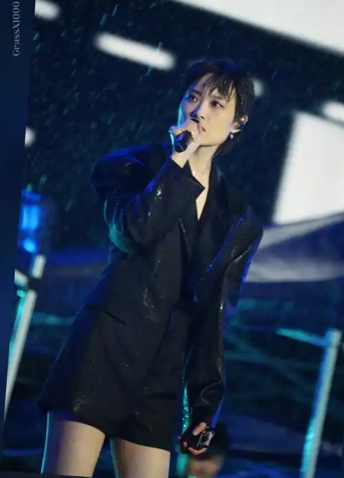 李宇春超话    第一次拍雨景     240324 #李宇春# 成都春糖