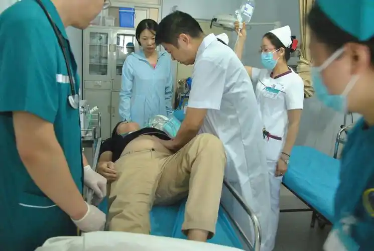 外科张根亭主任对患者进行体格检查;通知外科做好急诊术前准备!