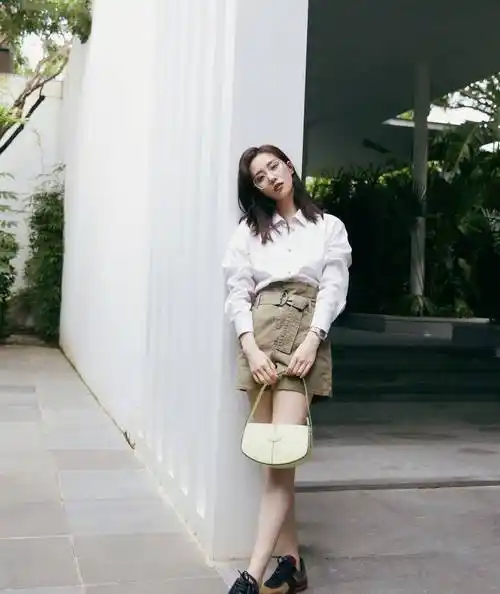 原创33岁刘诗诗知性优雅,礼裙照or日常穿搭看点多多,真是时髦精!