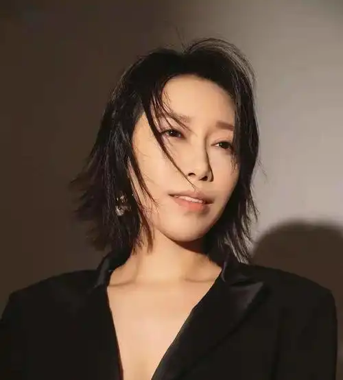 那么,就是这样一位不炫耀高音,音色也不讨喜的歌手,金池演唱的高级感