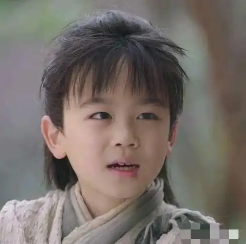 饰演小范闲的时候,他也是专门观察模范了张若昀这个大范闲的神情和