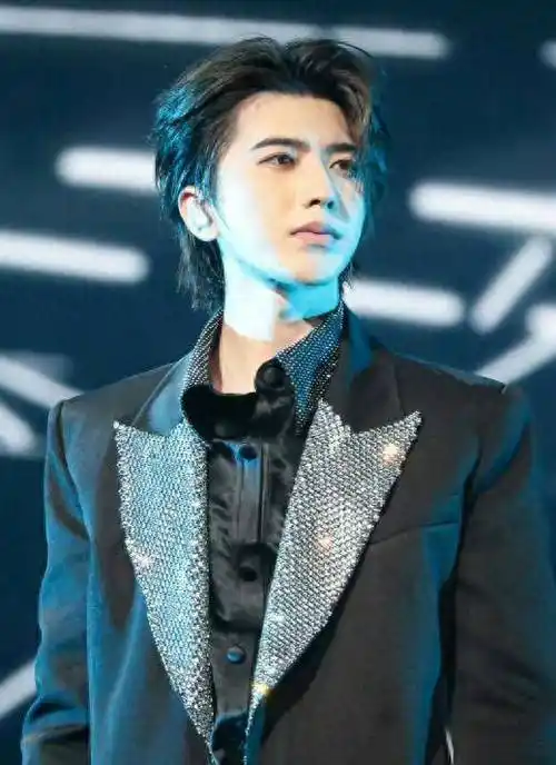 蔡徐坤演唱会后首次现身,在一张照片中展现专注态度,邓紫棋点赞_音乐