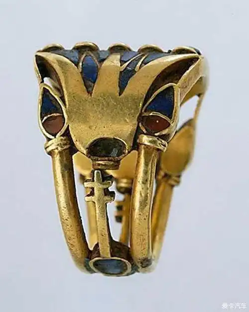 > 公元前1550-1292年,埃及莲花戒指,饰有莲花和长方形