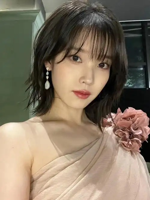 iu李知恩剪短发!西装外套尽显干练风范,腰线更是棒极了!-度小视