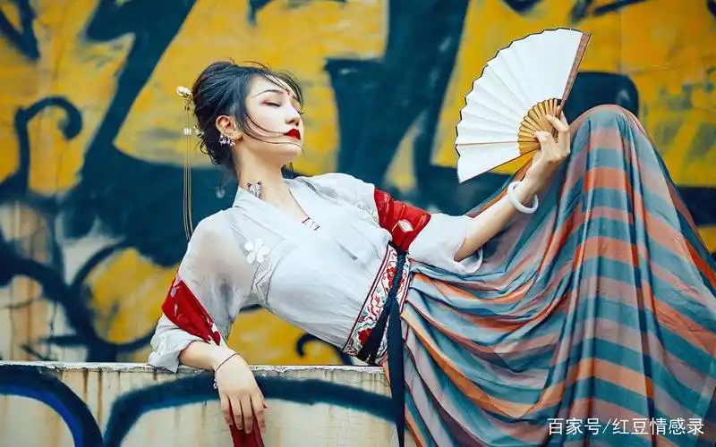 抖音很火的古风短句,你归来是诗,离去成词,且笑风尘不敢造次