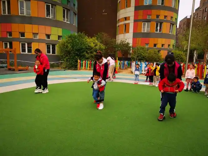 大脚小脚一起走,步调一致方能取胜