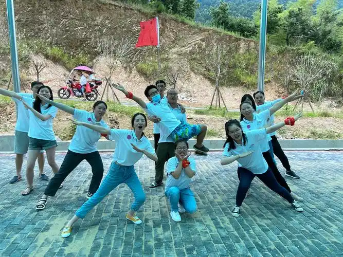 团建分组相互按摩,加油鼓劲,放松身心,拉近彼此距离.