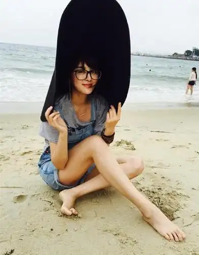 青年演员甘露晒海滩美照 追忆童年引共鸣