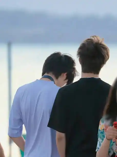 宋亚轩刘耀文海边背影##宋亚轩刘耀文站一起