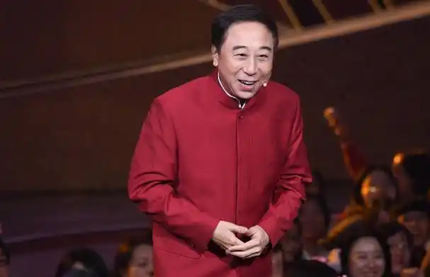 62岁冯巩再演小品,阴谋得逞笑得狡黠,网友:还是那个味儿