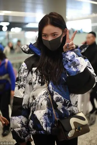 比v狂魔!林允获粉丝追着要签名 口罩遮面到哪儿都比耶