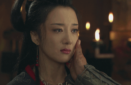 同样哭得楚楚动人的虞姬扮演者还有李依晓,在《楚汉传奇》中,她完美地