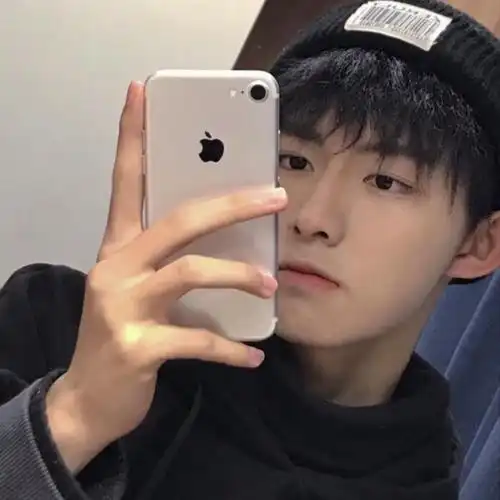 回车桌面 > 头像 > 男生头像 > 帅炸了的简单耐看高冷男生头像 3/10张