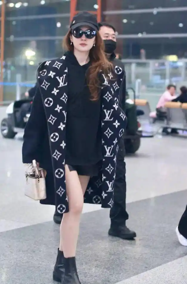 刘亦菲现身首都机场不畏严寒露美腿超性感