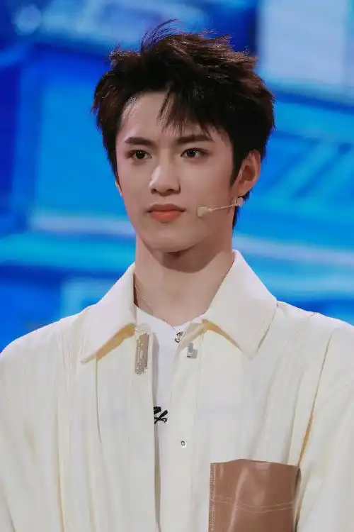 刘耀文剪短发了