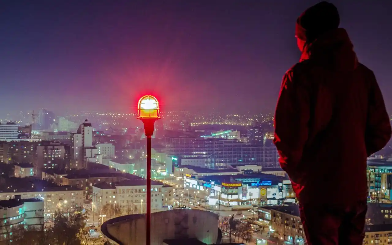 一个孤独沧桑的男人背影