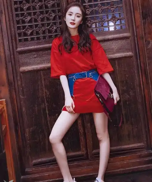 32岁杨幂最新夏季私服穿搭解析,款款都时髦动人快学起来