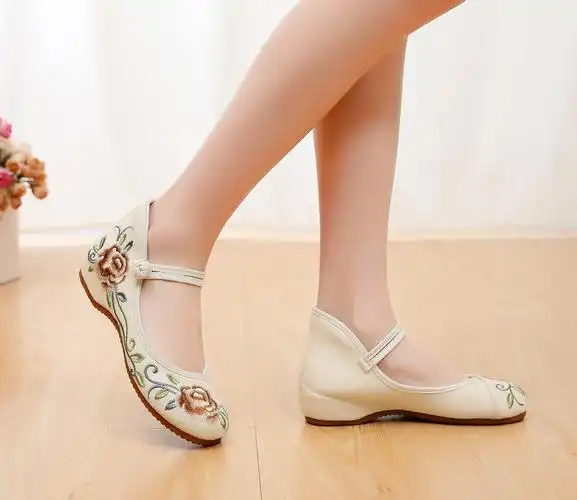 跳舞鞋广场舞布鞋春夏民族风舞蹈鞋女款中老年牛筋底舞蹈女鞋米色34码