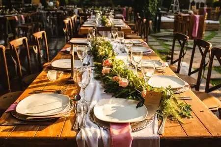 节日餐桌布置,餐饮.夏日乡村风格婚礼,桌上摆着漂亮的小花束.