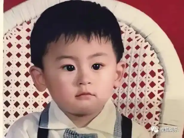 下面这个虎头虎脑的baby就是张哲瀚了,眼睛从小到大都没怎么变,太可爱