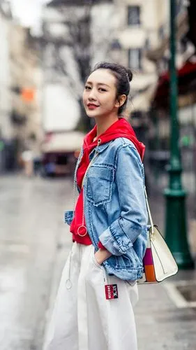 王鸥 休闲街拍 轻松漫步街头笑容甜美.