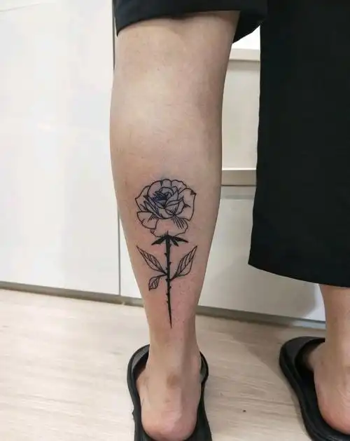 小腿玫瑰纹身图片_腿部纹身图案