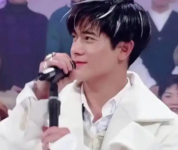 郭富城现身红毯57岁皮肤光滑紧致耳朵奇怪被疑为美做拉皮