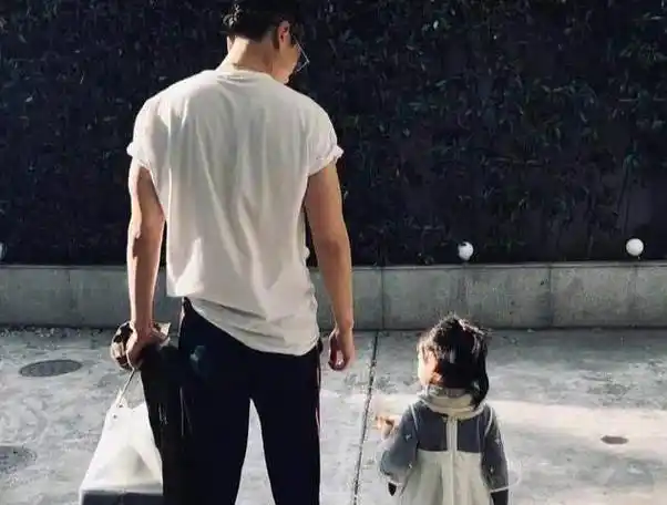 朱亚文身为两个宝贝女儿的慈父,深感幸福无比.