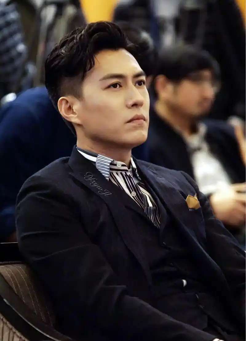 标准总裁脸!靳东这气质绝了