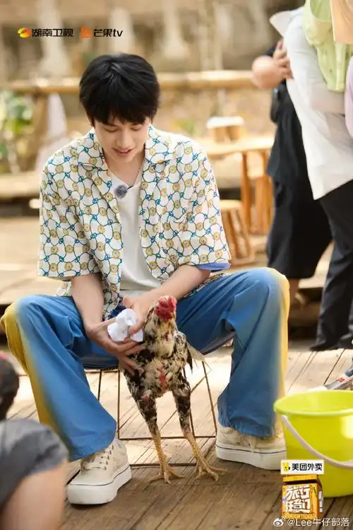 大牌lee友#敖子逸超话怪不得上镜要这么穿,也太出片了吧!