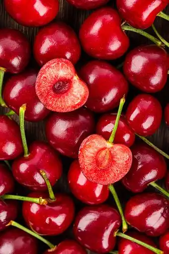 铺满大樱桃的切半果实果肉